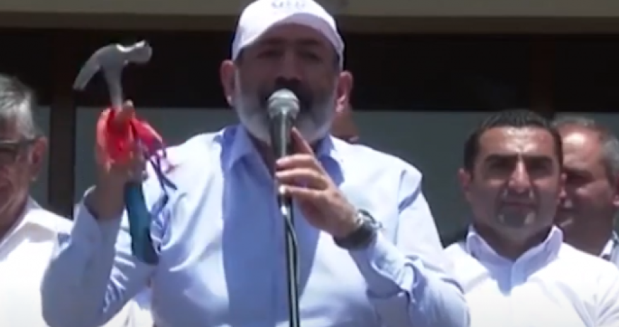 Paşinyan xalqın qarşısına çəkiclə çıxdı və hədələr səsləndirdi - VİDEO