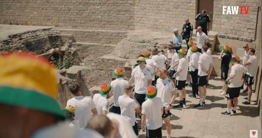 Uels futbolçularının Bakı gəzintisi - VİDEO