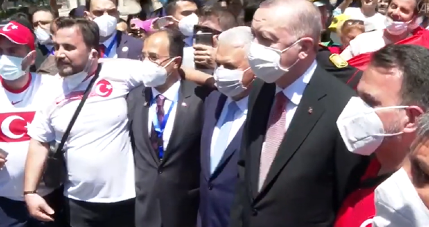 Türkiyə Prezidenti Bakıda azarkeşlərlə görüşdü - Video