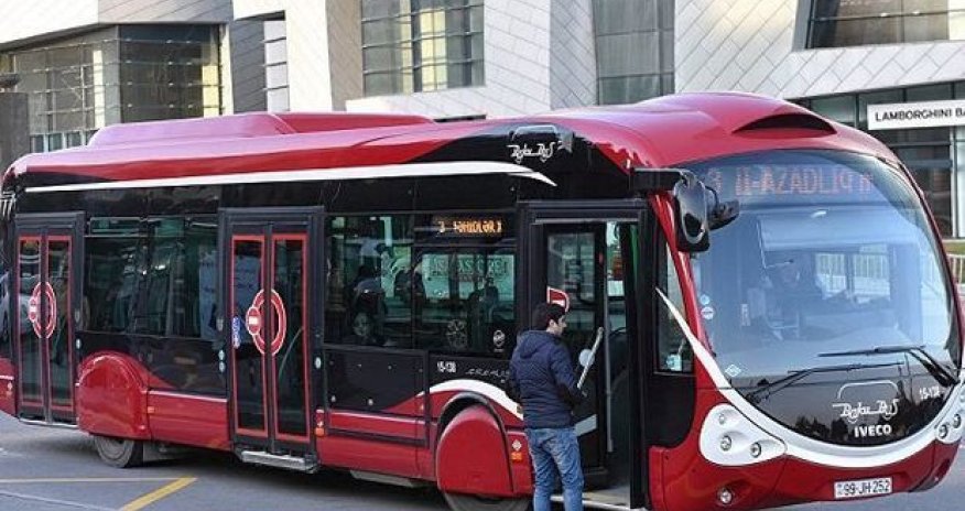 Qəza törədən BNA-nın avtobusu hadisə yerindən qaçdı – VİDEO