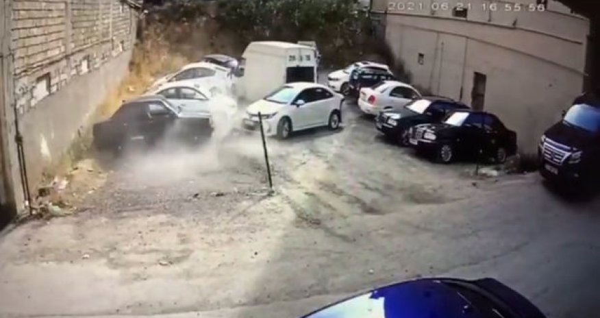 Bakıda sürücü əyləclə qazı səhv saldı: Ağlasığmaz qəza baş verdi – VİDEO