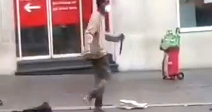 Bıçaqlı şəxs insanlara hücum etdi - 3 ölü, 6 yaralı+Video