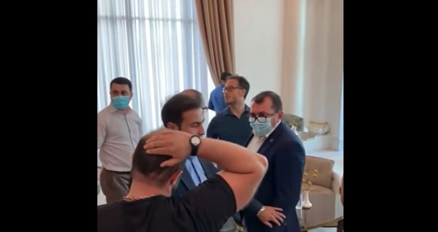 Milli Məclisin deputatı vəkilə hücum etdi - VİDEO