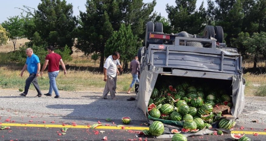 Yük daşıyan maşınlar toqquşdu, qarpızlar yola dağıldı