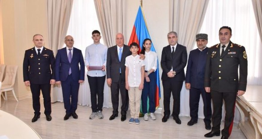 Polad Həşimovun və bir neçə hərbi qulluqçunun orden və medalları ailələrinə təqdim olundu - FOTO