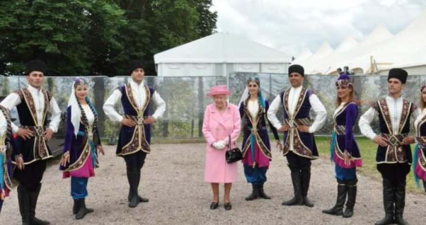 II Elizabet azərbaycanlı süvarilərlə görüşdü - VİDEO