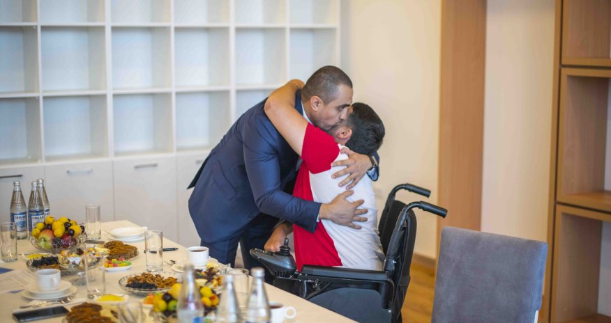 Geely Azərbaycan Camal Alxasova avtomobil hədiyyə etdi! Foto