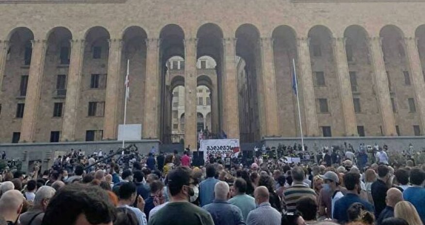 Gürcüstanda müxalif jurnalistlər parlament binasına daxil oldular - VİDEO