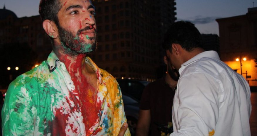 Aktyor Elmin Bədəlovdan küçə performansı: Vücudunu rənglərə boyadı-VİDEO