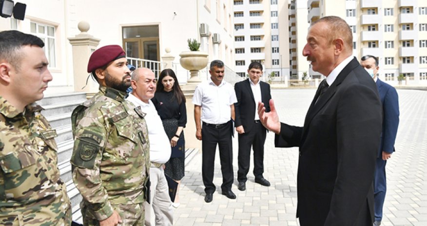 Prezident şəhid ailələri ilə görüşdü - Fotolar