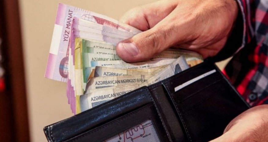В Азербайджане среднемесячная заработная плата снизилась почти на 1%