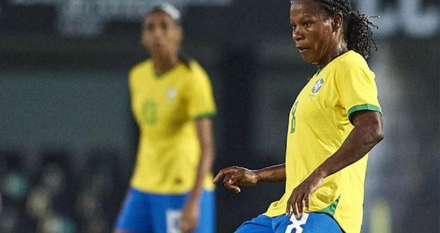 Qadın futbolçu tarixə düşdü