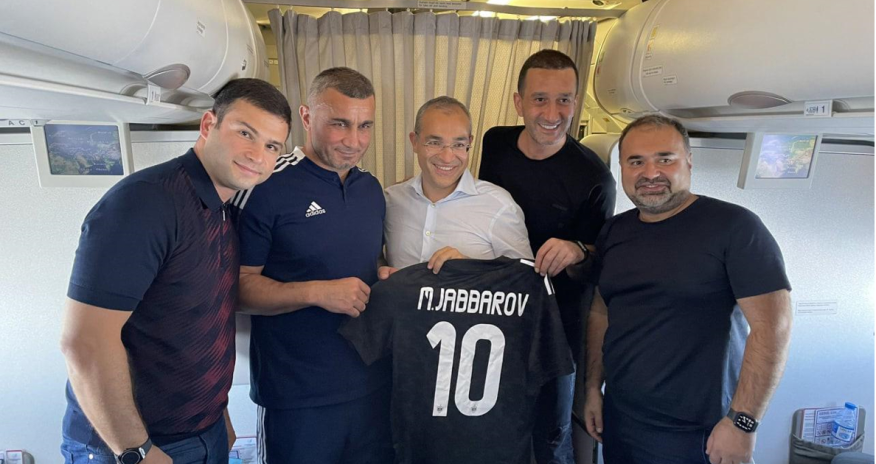 Mikayıl Cabbarova təyyarədə “Qarabağ” forması hədiyyə edildi