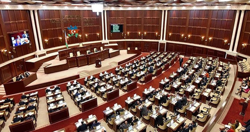 Milli Məclis polisi döyən deputata görə növbədənkənar toplanır