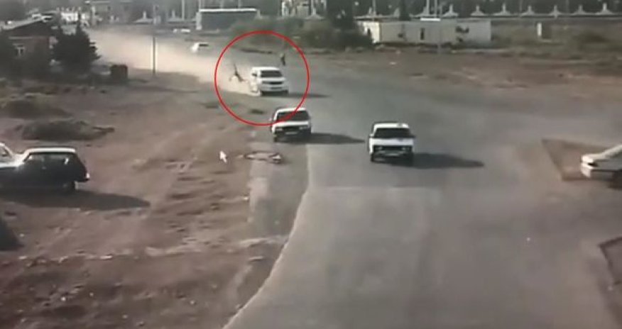 Bakıda dəhşətli qəza: “Prado” piyadanı vurub öldürdü, daha sonra üç maşına çırpıldı – ANBAAN VİDEO