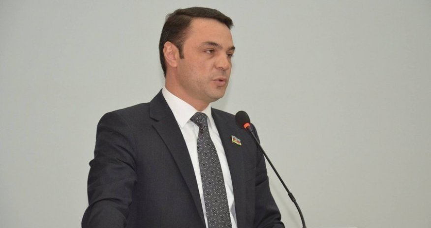 В Милли Меджлисе обсуждается снятие неприкосновенности с депутата, избившего полицейского