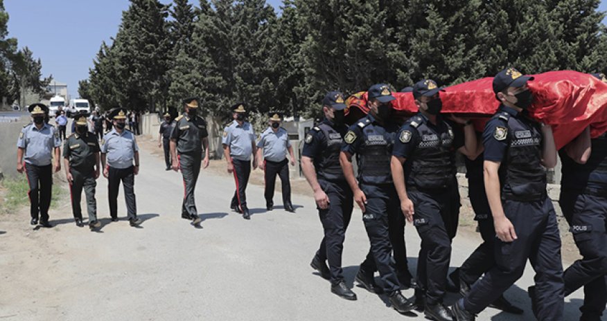 Vilayət Eyvazov vəfat edən polislə vida mərasimində - FOTO