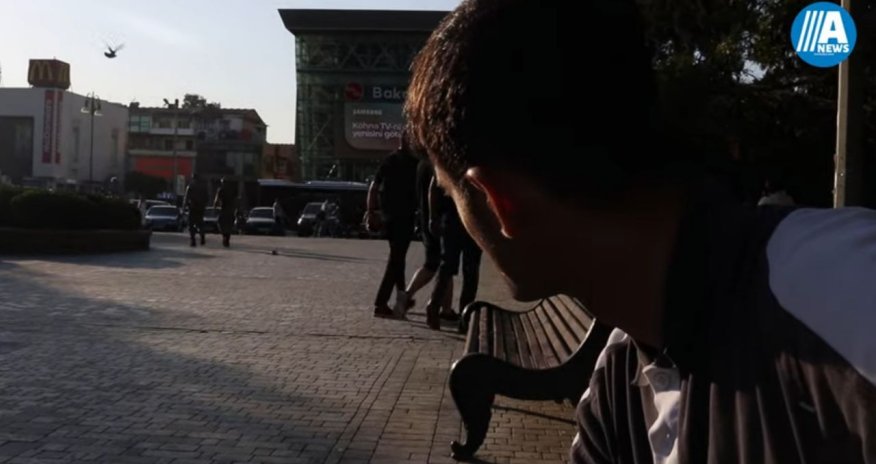 Bu qazi günlərdir parkda yatır-VİDEO