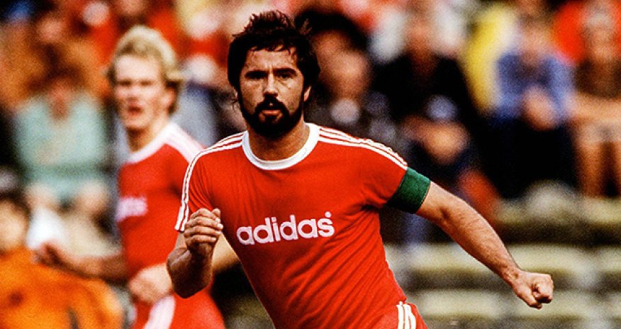 Əfsanəvi futbolçu vəfat etdi