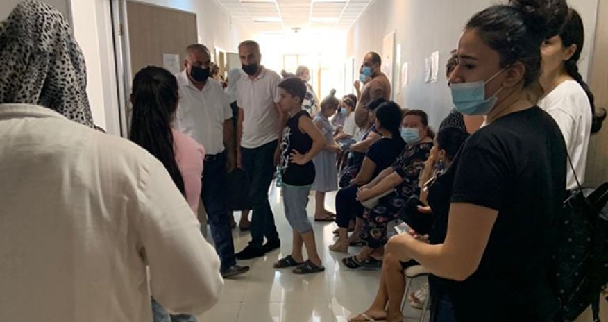 “Havasız dar dəhlizdə 150 nəfər peyvənd növbəsi gözləyir” - Fotolar