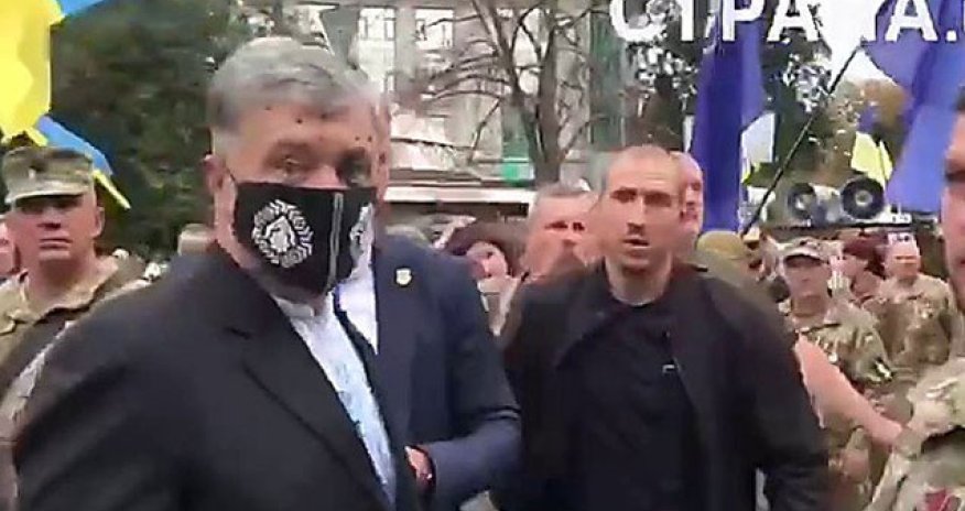 Poroşenkonun üzünə “zelyonka” atıldı - Video