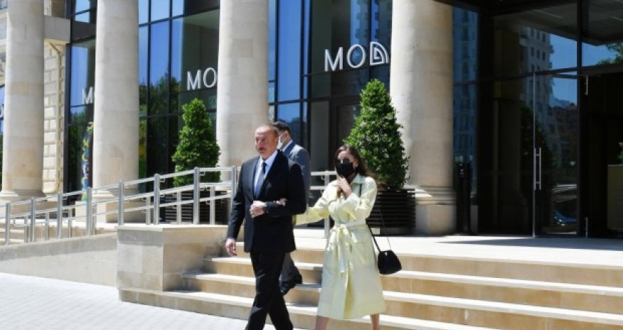 İlham Əliyev və xanımı şəhid ailələrinə mənzillər təqdim etdilər - FOTOLAR