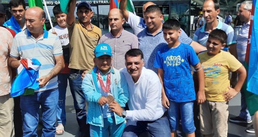 Tokio-2020: Azərbaycanın ilk medalını qazanmış paralimpiyaçı Vətənə qayıdıb