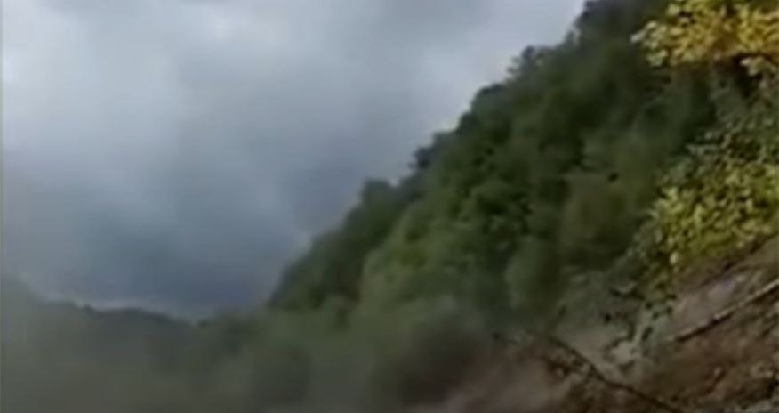 Türkiyədə torpaq sürüşməsi kameraya düşdü - Video