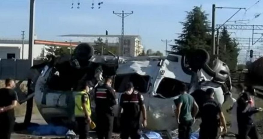 Türkiyədə qatarla mikroavtobus toqquşub - VİDEO