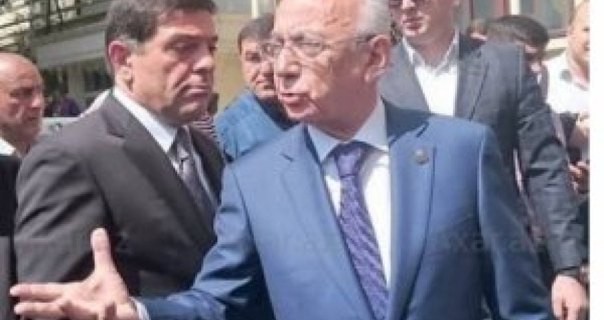 Hacıbala Abutalıbovun yanında “adını yaza bilməyən” idarə rəisləri işləyirmiş...