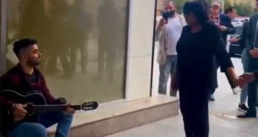 Flora Kərimova küçə musiqiçisi ilə mahnı oxudu - Video