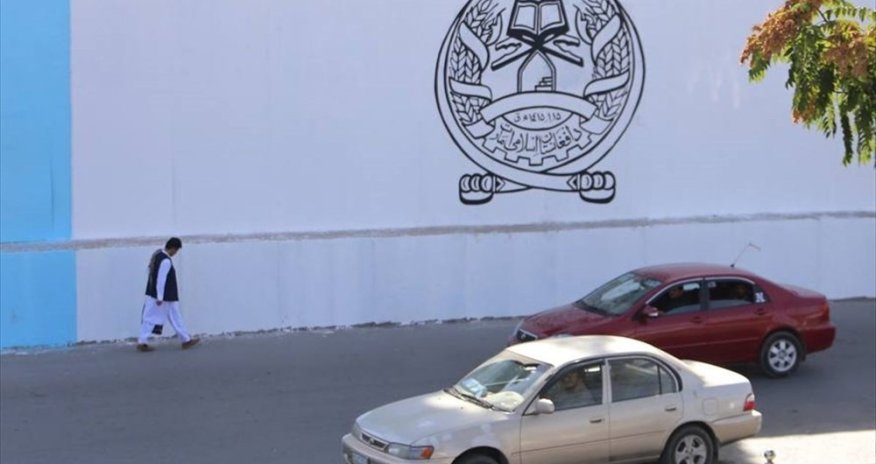 “Taliban” ABŞ səfirliyinin binasına öz bayrağını çəkdi - Foto