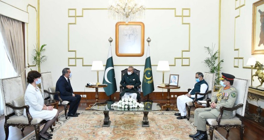 Azerbaijani ambassador presents his credentials to President of Pakistan