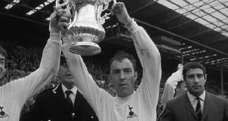 Məşhur futbolçu dünyasını dəyişdi