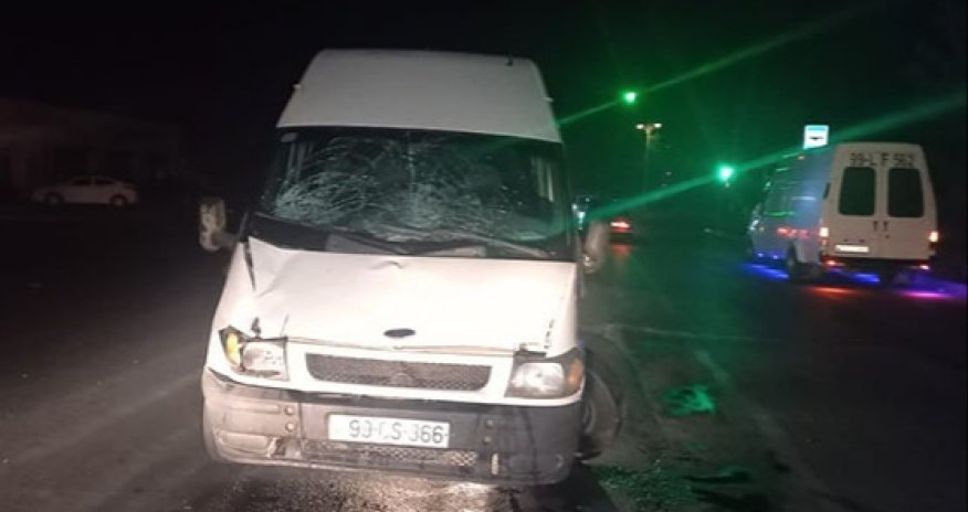 Yolu keçmək istəyən tələbələri maşın vurdu - Foto