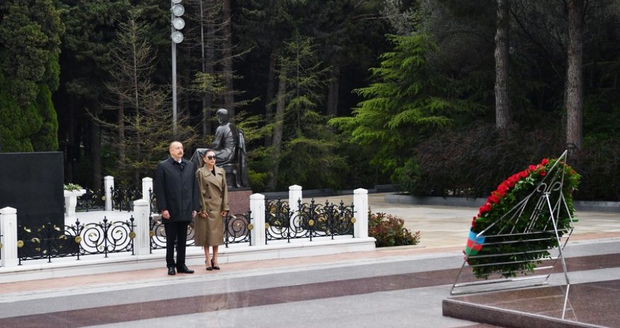 President Ilham Aliyev visits grave of national leader Heydar Aliyev