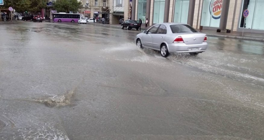 Səhər yağan yağış Bakı küçələrində gölməçələr yaratdı- VİDEO