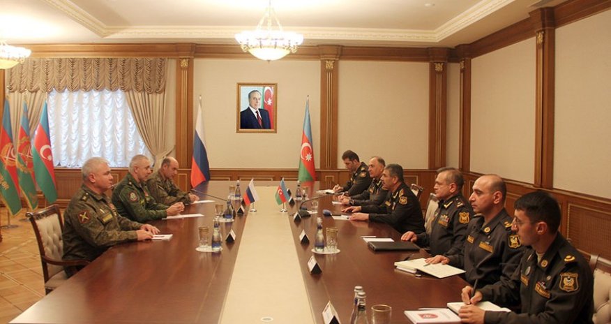 Azerbaijani defense minister meets commander of Russian peacekeeping forces