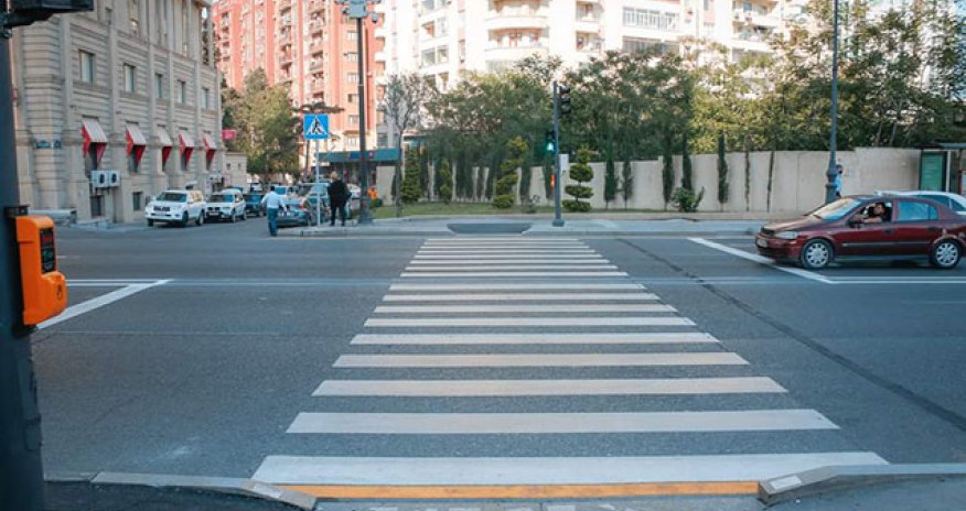 Bu yollarda xüsusi düymə ilə idarə olunan yeni işıqforlar quraşdırıldı - Video