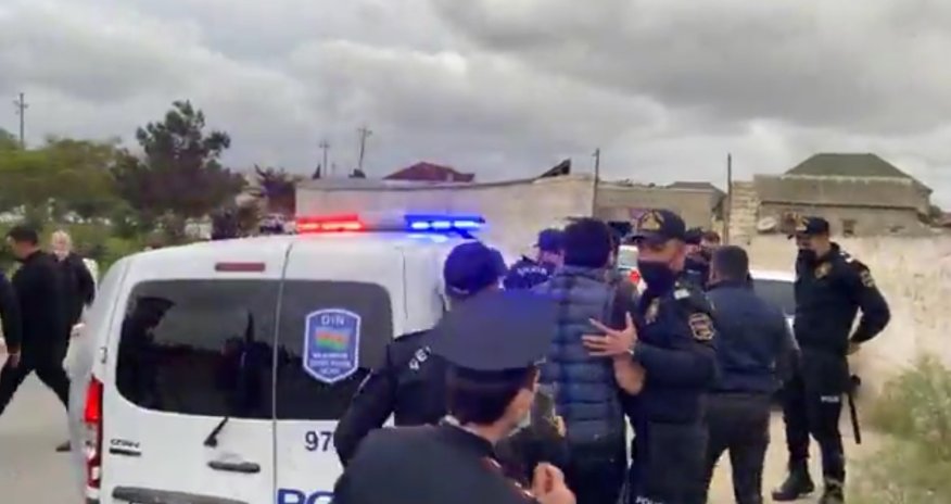 Bakıda AXCP üzləri  aksiya keçirdi - Jurnalistlər də saxlanıldı