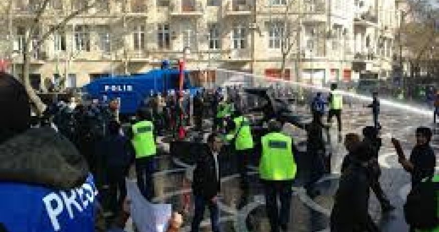 Azərbaycanda jurnalist təşkilatları polisdən özbaşınalığa son qoymağı tələb edir