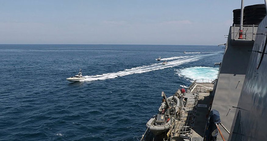 İran Fars körfəzində ABŞ gəmisini ələ keçirib - Video