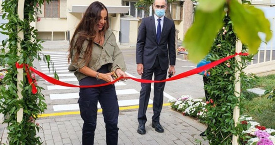 Leyla Əliyeva abadlaşdırılan növbəti həyətin açılışında iştirak etdi - Fotolar