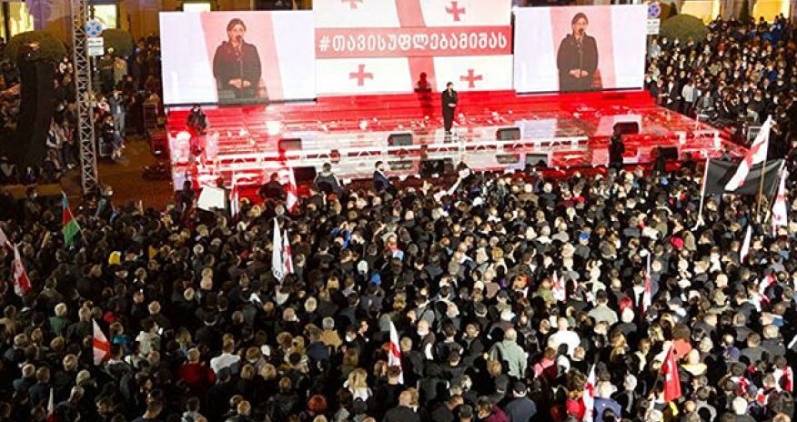 Tbilisidə Saakaşvilinin tərəfdarları aksiya keçirir - Video