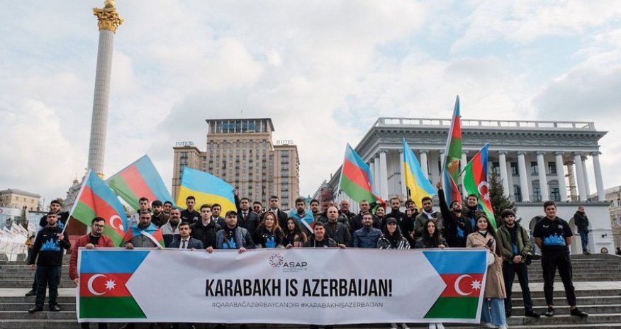 Azərbaycanlı gənclər Kiyevdə aksiya keçirib