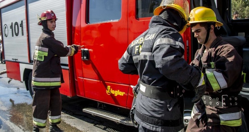 Sutka ərzində iki avtomobil yanıb, birində qəza-xilasetmə əməliyyatı keçirilib