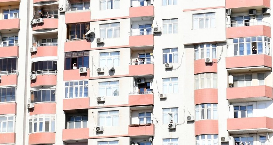 Baku residents greet Azerbaijani President, First Lady from balconies