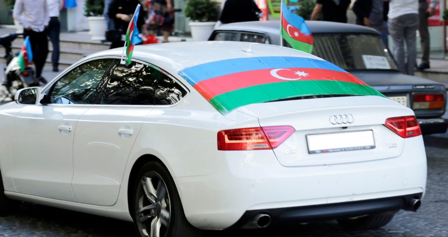 Maşının şüşəsinə bayraq vuranların nəzərinə - Video