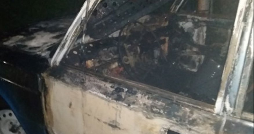 Qaxda minik avtomobili yandı - Fotolar