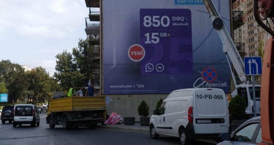 Bakı şəhəri icra hakimiyyəti reklam afişalarını sökür-FOTOLAR